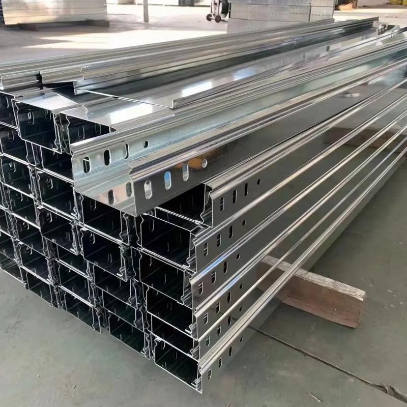 秦皇島槽式電纜橋架廠家 專業(yè)生產(chǎn)鍍鋅橋架、鋁合金橋架及配電柜